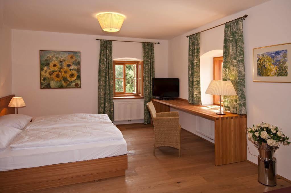 Hotel Gastehaus Schloss Bernau Fischlham Exteriér fotografie